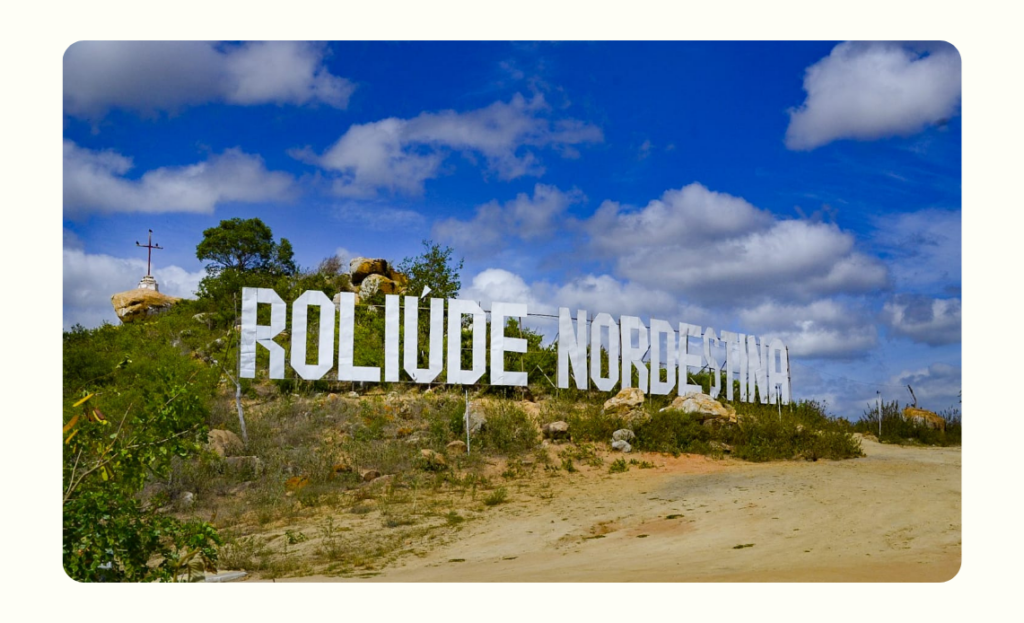 Letreiro da Roliúde Nordestina em um morro de Cabaceiras, Paraíba, próximo a João Pessoa, com o Lajedo de Pai Mateus ao fundo.