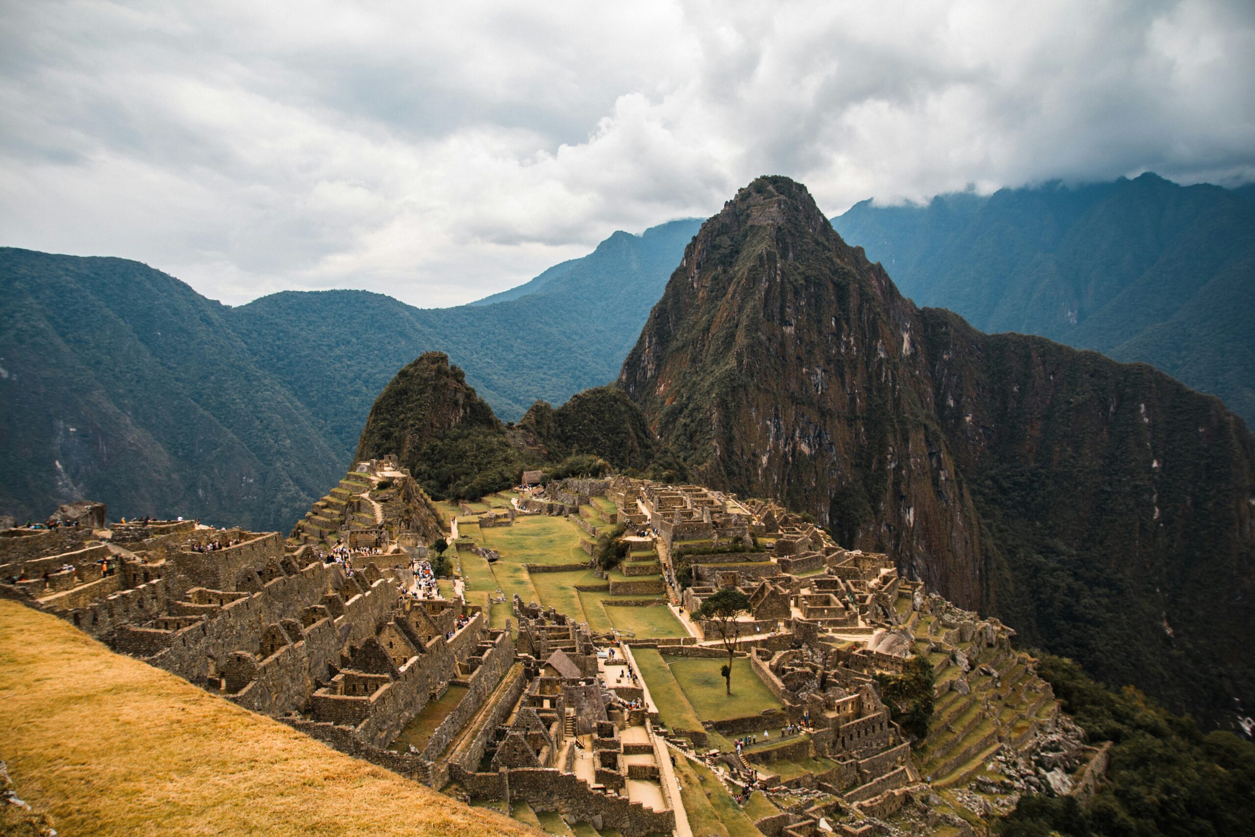 Vista aérea das ruínas de Machu Picchu, com montanhas ao fundo, representando cidades históricas que desapareceram.