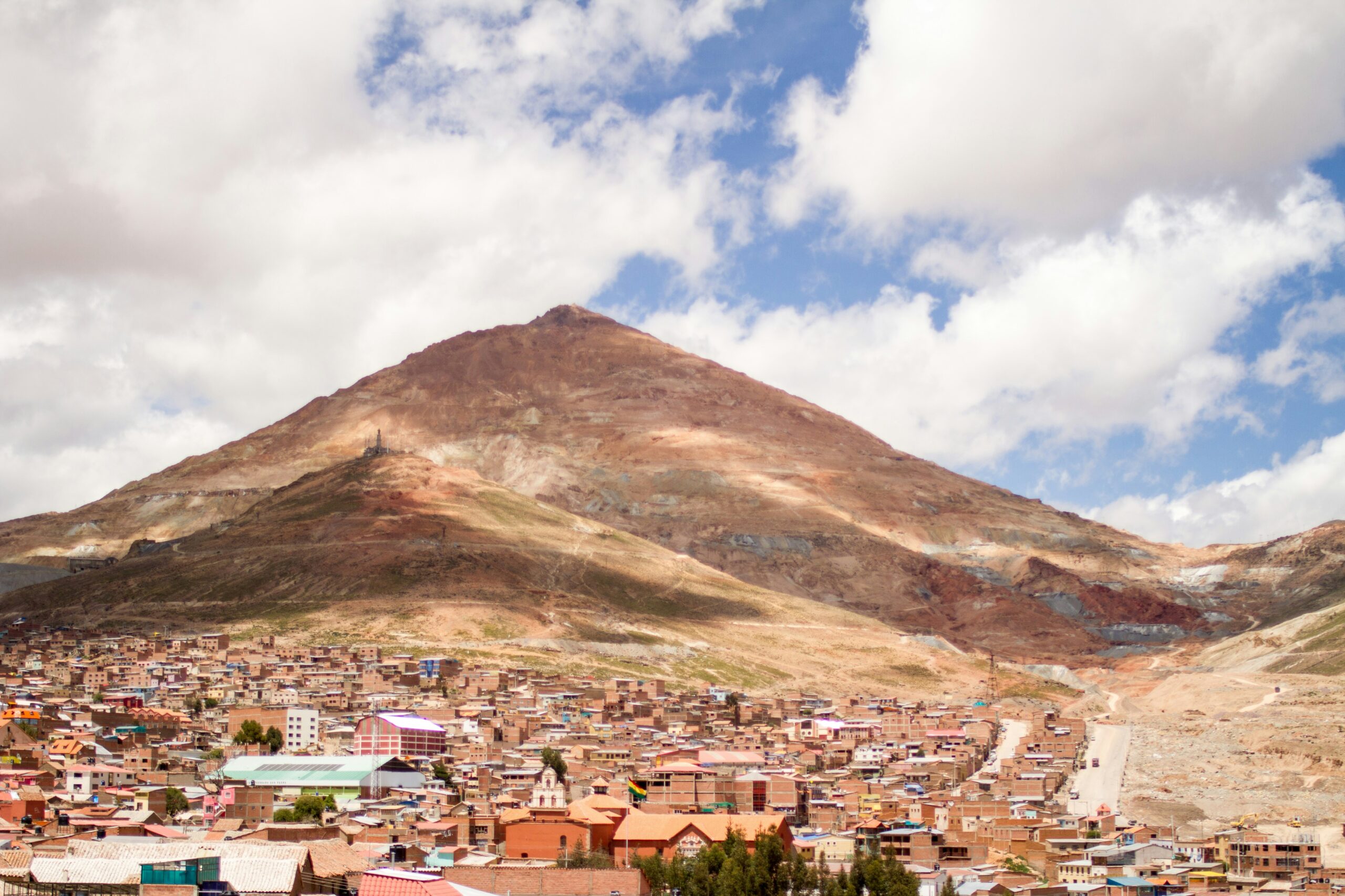 Vista da Cidade de Potosí, na Bolívia, patrimônio mundial em risco de extinção reconhecido pela UNESCO devido à atividade mineradora.