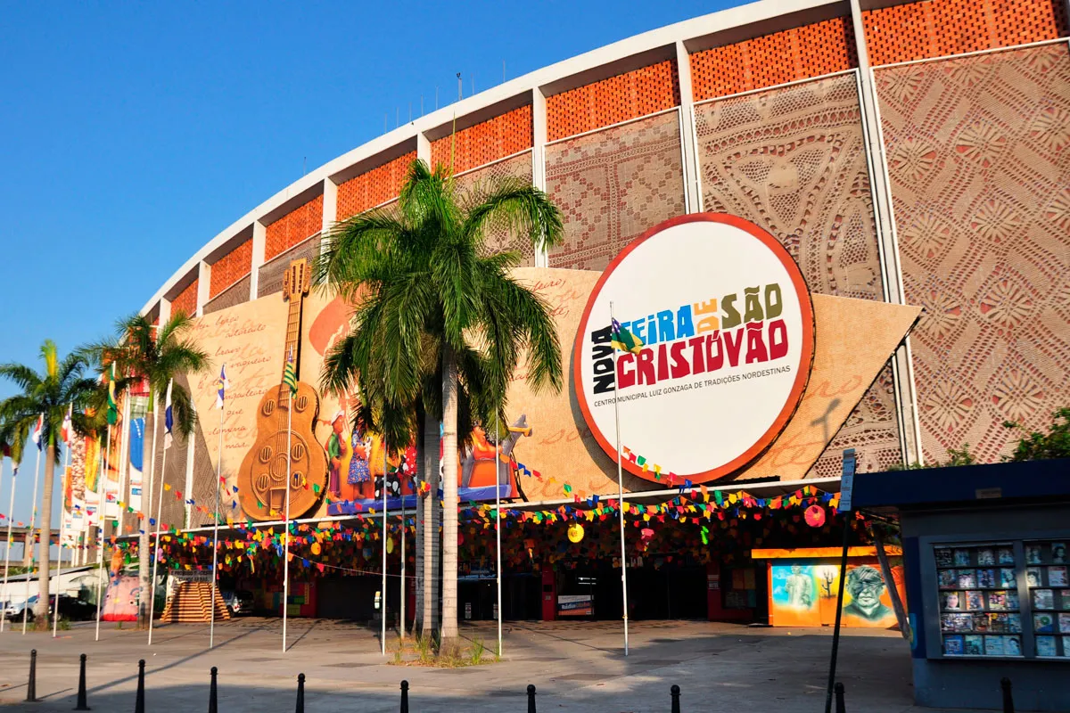 Fachada da Feira de São Cristóvão, no Rio de Janeiro, decorada com elementos da cultura nordestina, como bandeirolas e imagens típicas, destacando o espaço dedicado ao forró.