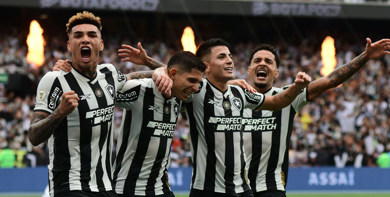 Jogadores do Botafogo comemorando gol no Estádio Nilton Santos com torcida ao fundo, durante a campanha vitoriosa na Libertadores e Campeonato Brasileiro 2024.