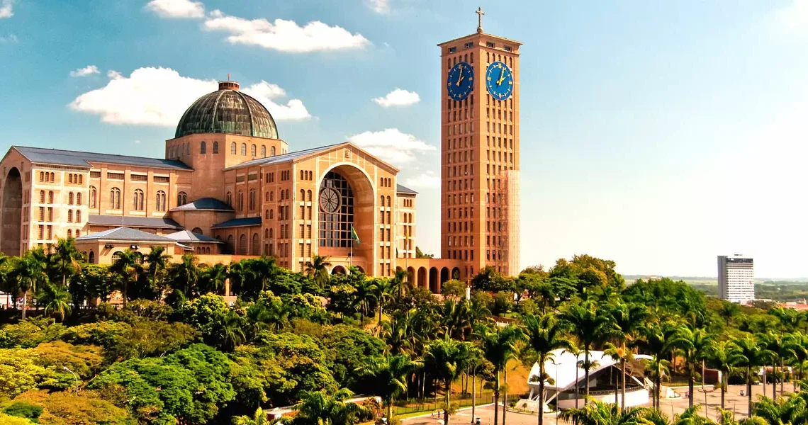 Fachada do Santuário Nacional de Nossa Senhora Aparecida, principal ponto turístico de Aparecida do Norte.