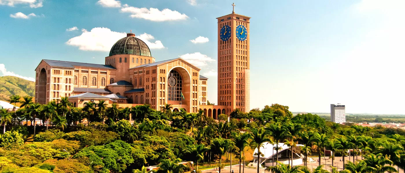 Fachada do Santuário Nacional de Nossa Senhora Aparecida, principal ponto turístico de Aparecida do Norte.