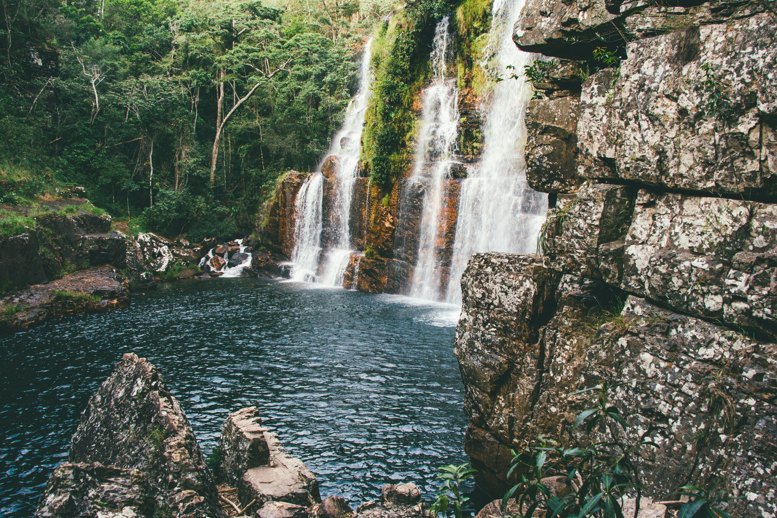 Cachoeira no Parque Nacional da Chapada dos Veadeiros, Goiás, com águas cristalinas e vegetação nativa ao redor.