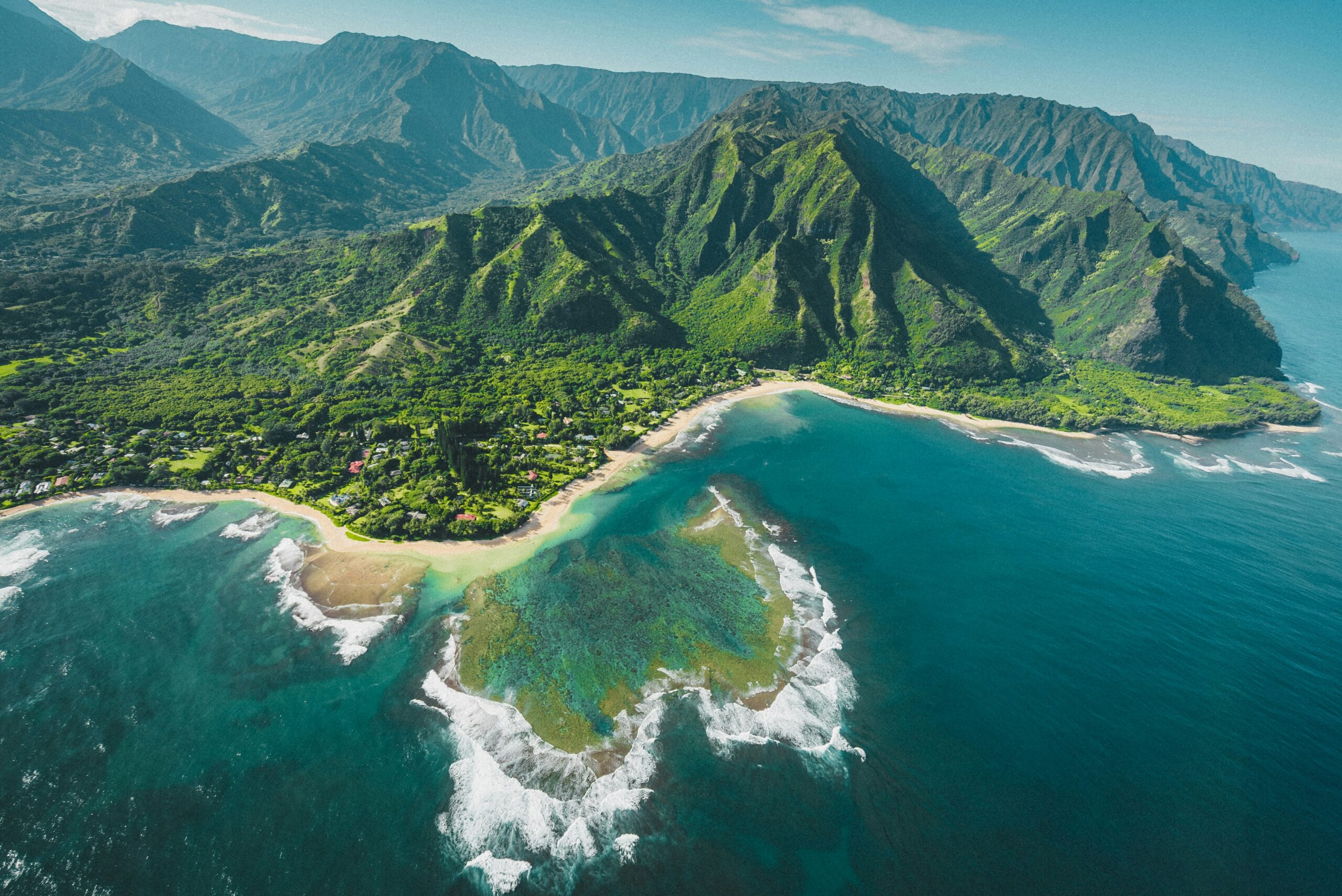 Vista aérea de uma praia paradisíaca no Havaí, cenário da primeira temporada de White Lotus, série da HBO MAX.