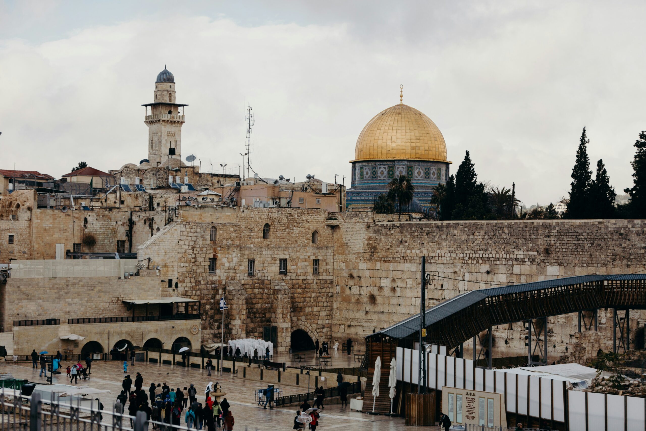 Cidade Antiga de Jerusalém e seus muros, patrimônio mundial em risco de extinção reconhecido pela UNESCO, símbolo de turismo responsável.

