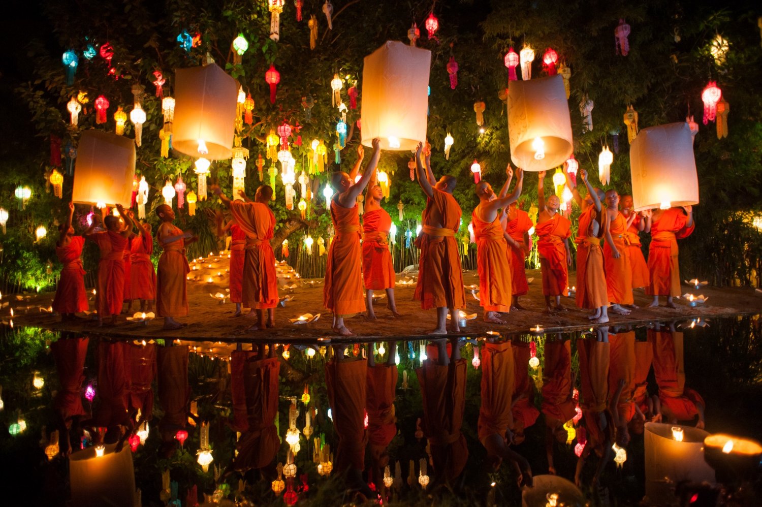 Monges budistas em Chiang Mai soltam lanternas durante o Loi Krathong, o Festival das Luzes na Tailândia.