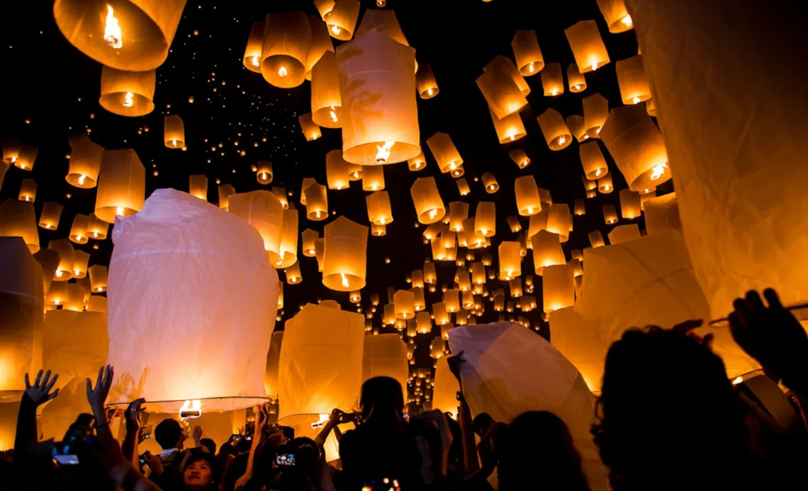 Lanternas flutuantes iluminam o céu noturno durante o Festival das Luzes em Chiang Mai, Tailândia.