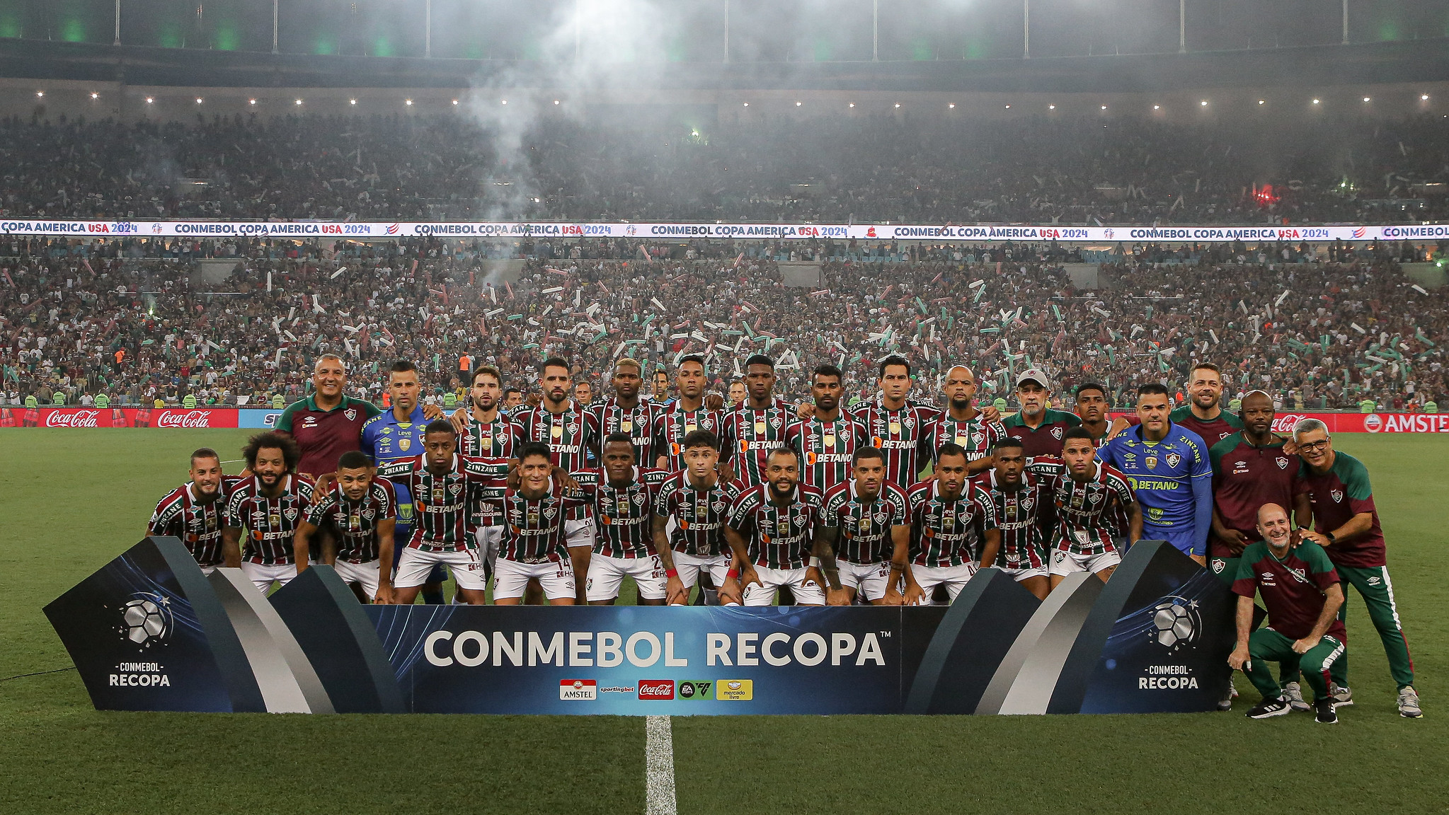  Jogadores do Fluminense posam para foto oficial antes da final da Recopa 2024, conquistada no Maracanã.