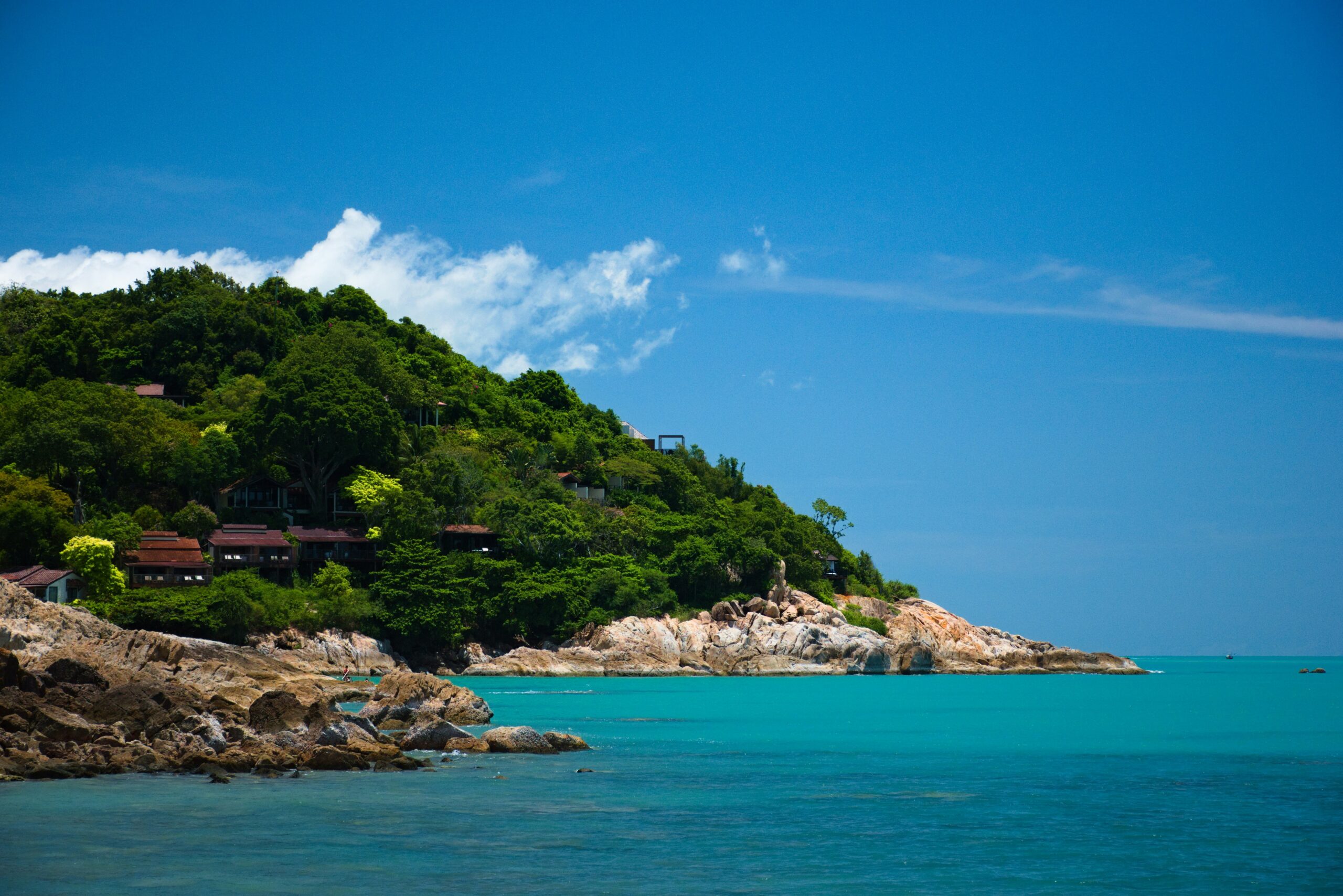 Paisagem de Koh Samui, na Tailândia, com mar azul-turquesa e vegetação exuberante, cenário da terceira temporada de White Lotus, série da HBO MAX.