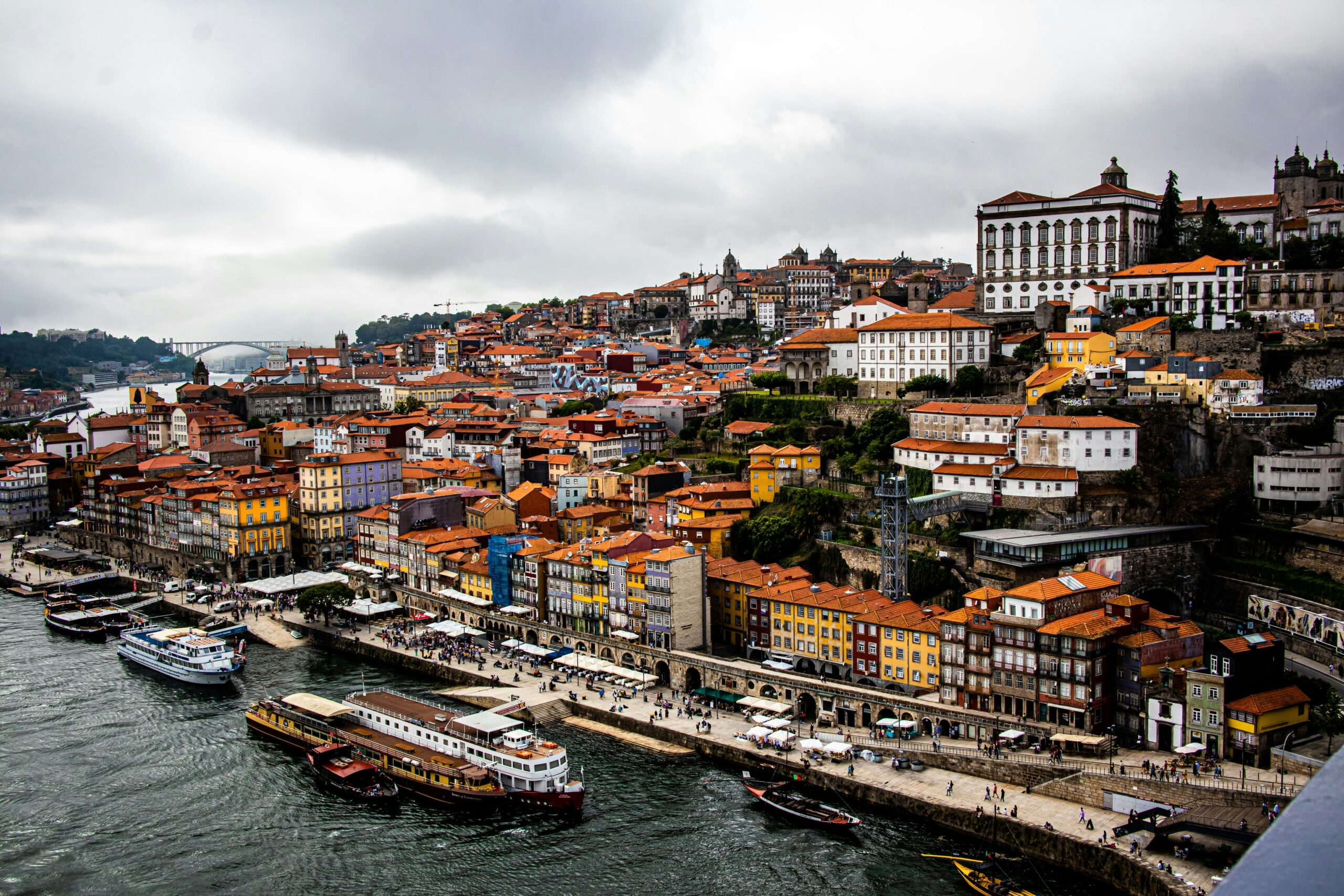 Panorama de Lisboa e Porto, duas das principais cidades de Portugal, destacando a arquitetura e as paisagens urbanas.