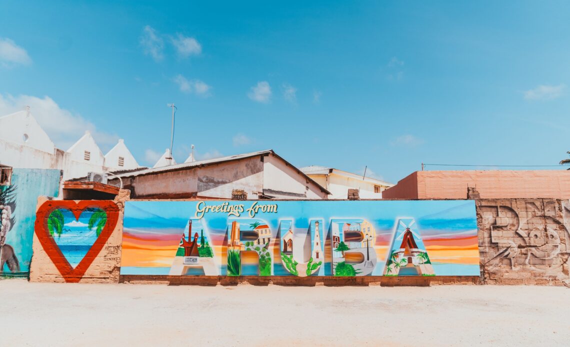 Letreiro de Aruba em San Nicolas; guia de viagem para Aruba; Hurb