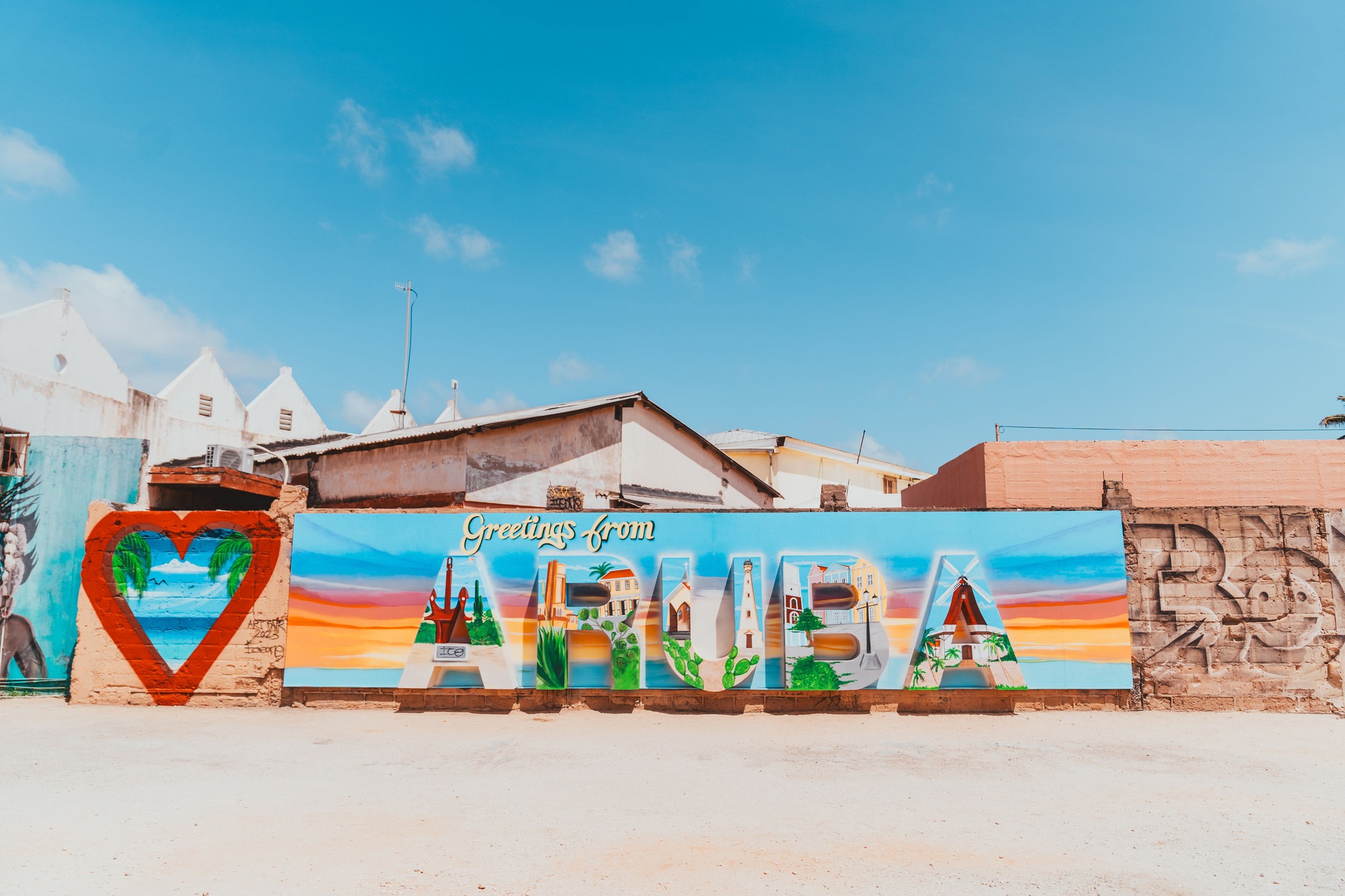 Letreiro de Aruba em San Nicolas; guia de viagem para Aruba; Hurb